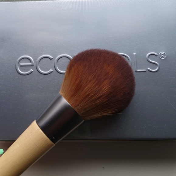 EcoTools 6 makeup brushes with tin box - Picture 5 of 7